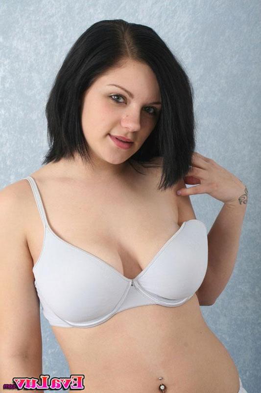 15P Pictures of Eva Luv teasing with her hot curves