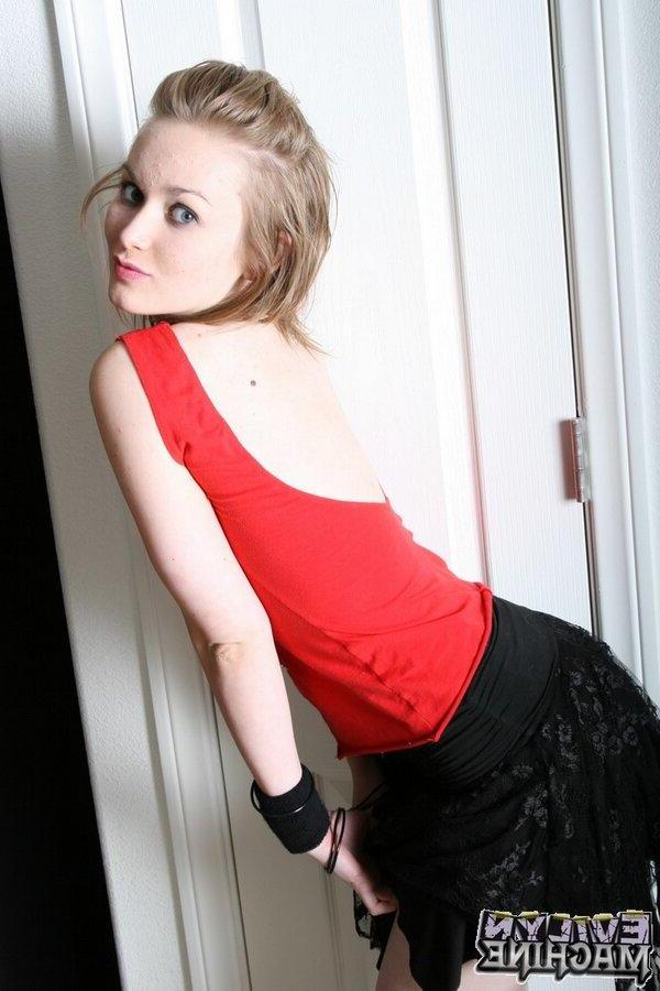 18P Pictures of teen star Evilyn Machine bending over to show you her pussy