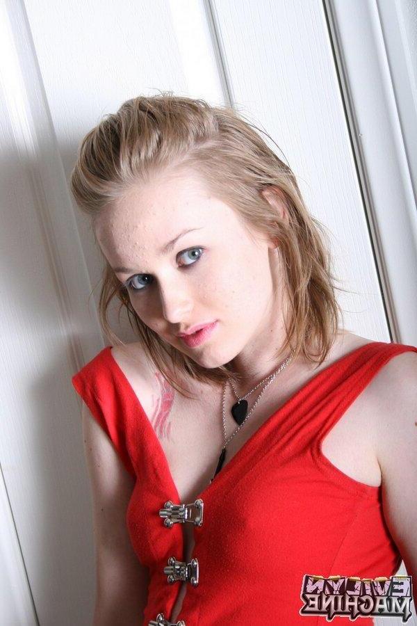 18P Pictures of teen star Evilyn Machine bending over to show you her pussy