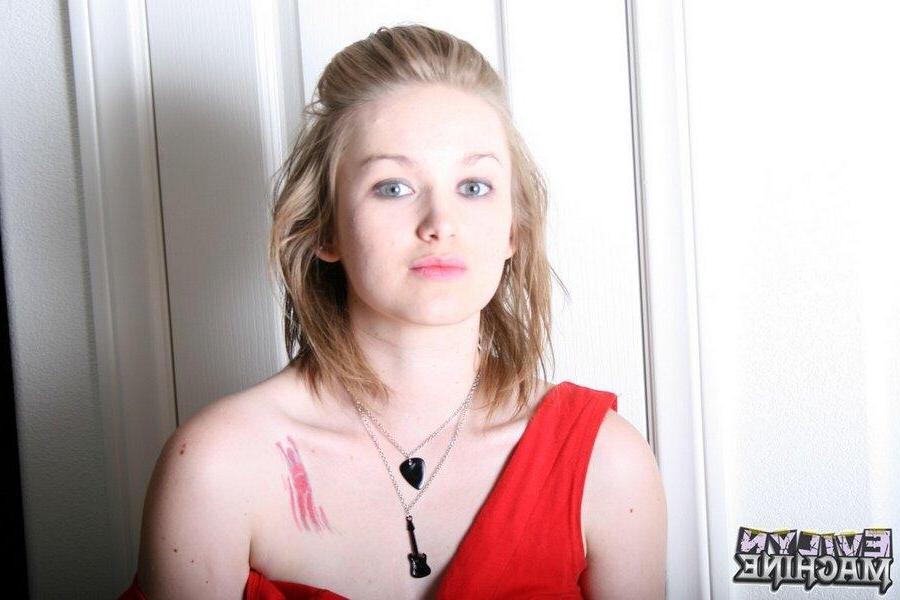 18P Pictures of teen star Evilyn Machine bending over to show you her pussy
