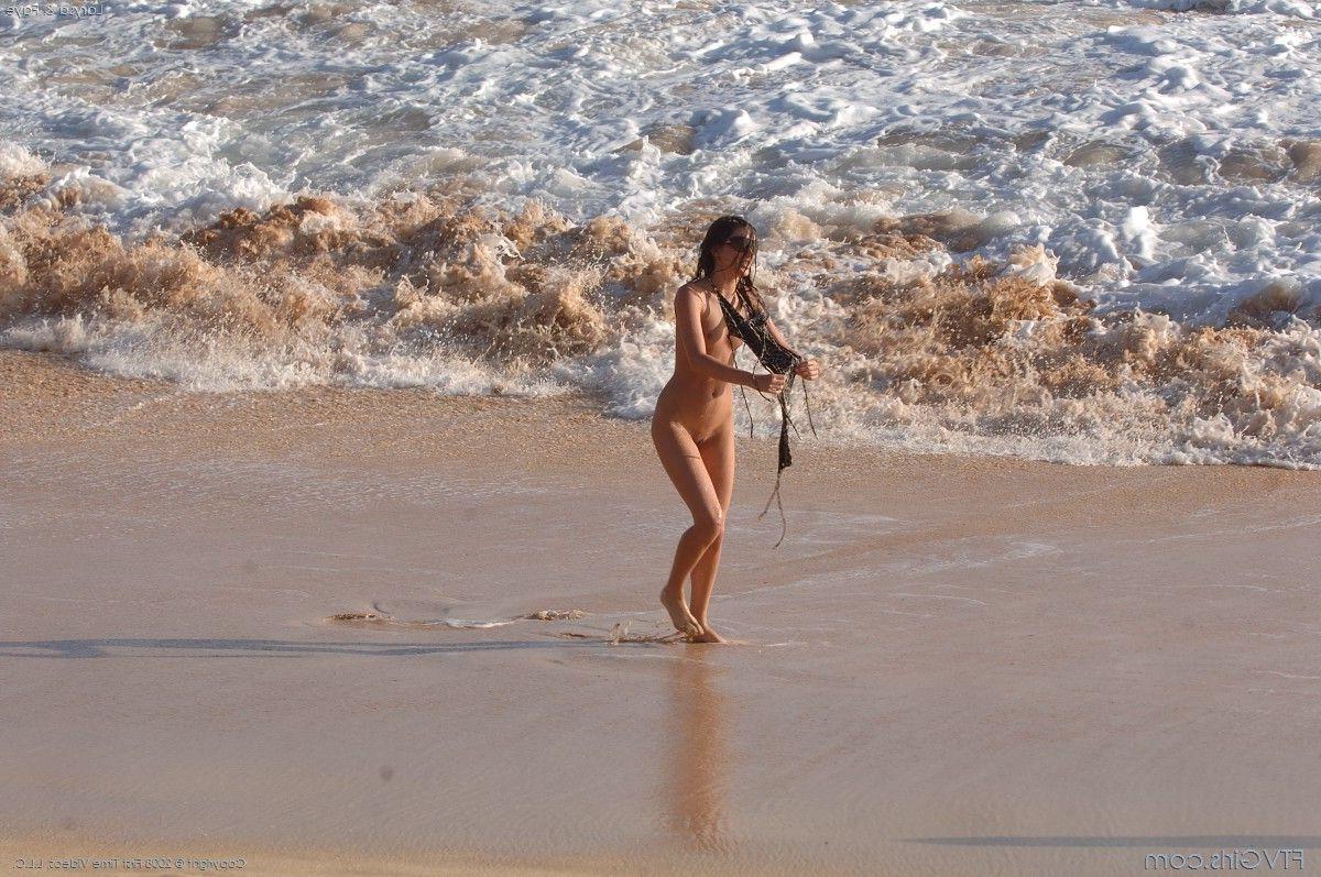 20P Pictures of Faye Reagan and Georgia Jones looking hot on a beach
