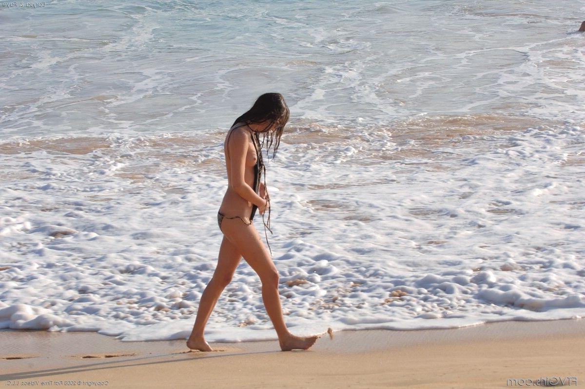 20P Pictures of Faye Reagan and Georgia Jones looking hot on a beach