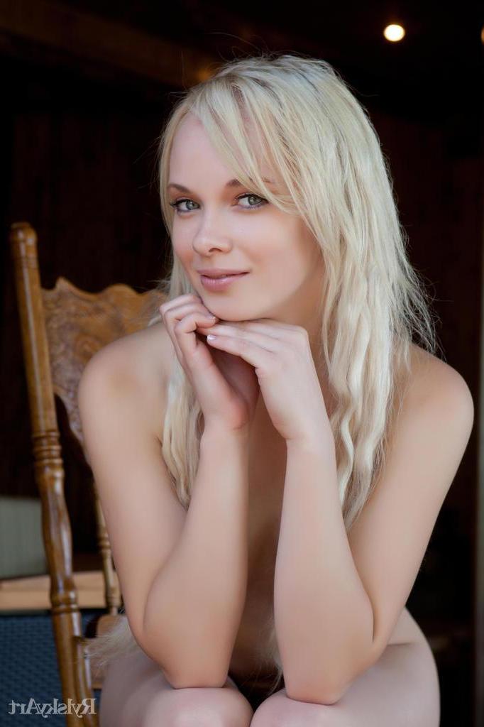 16P Gorgeous girl Feeona A seduces you with her body on a tropical beach