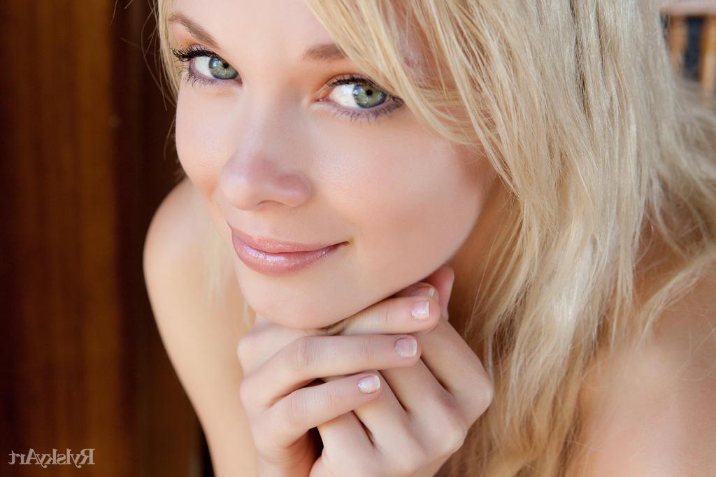 16P Gorgeous girl Feeona A seduces you with her body on a tropical beach