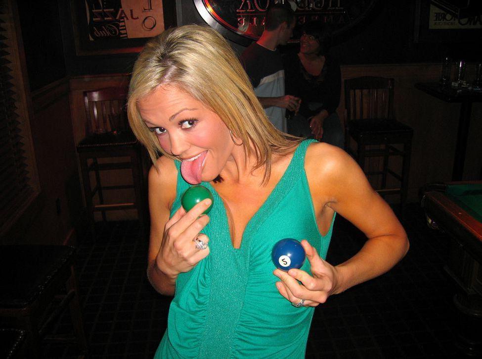 20P Pictures of Foxy Jacky playing a sexy game of pool