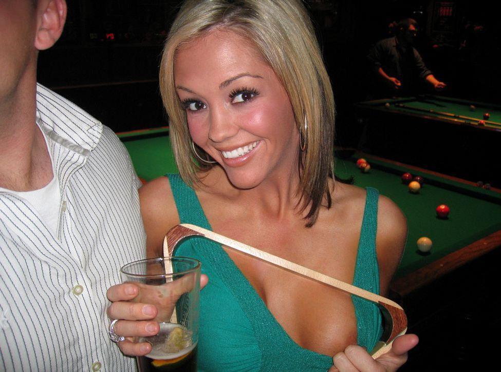 20P Pictures of Foxy Jacky playing a sexy game of pool