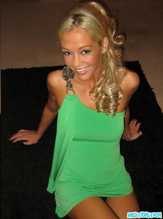 20P Pictures of Foxy Jacky having hot oral teen sex