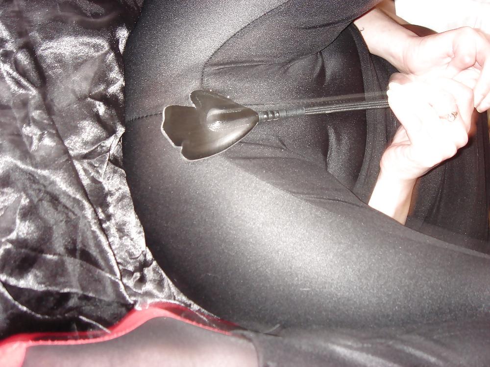 7P Skin tight wet look leggins on hot mature cunt
