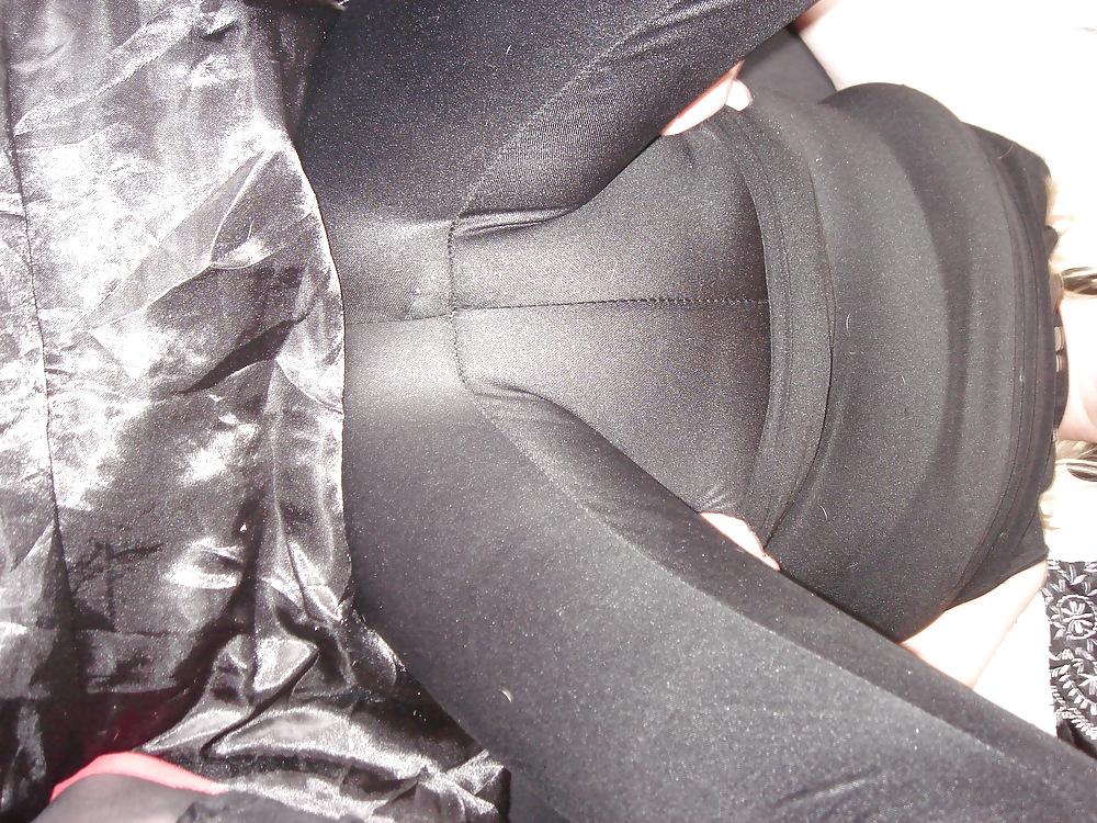 7P Skin tight wet look leggins on hot mature cunt