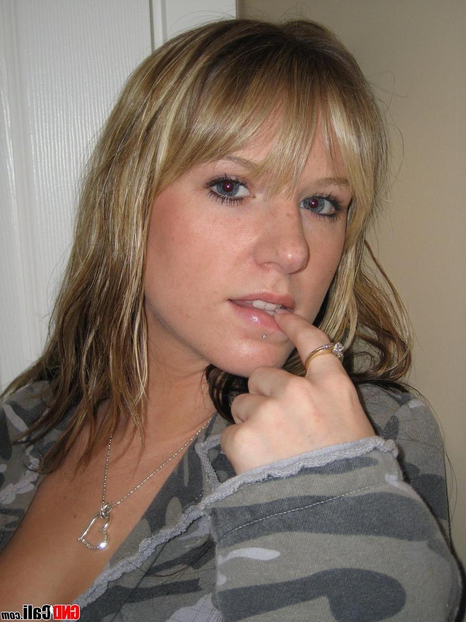 16P Pictures of GND Cali stripping out of her camo pants