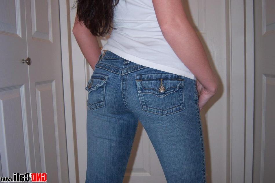 16P Pictures of GND Cali showing off her hot tits and ass