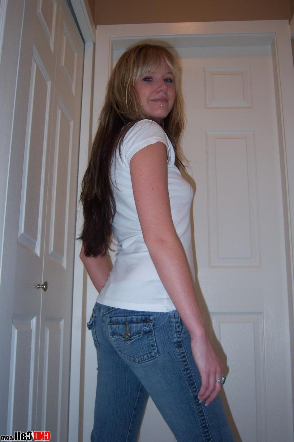 16P Pictures of GND Cali showing off her hot tits and ass