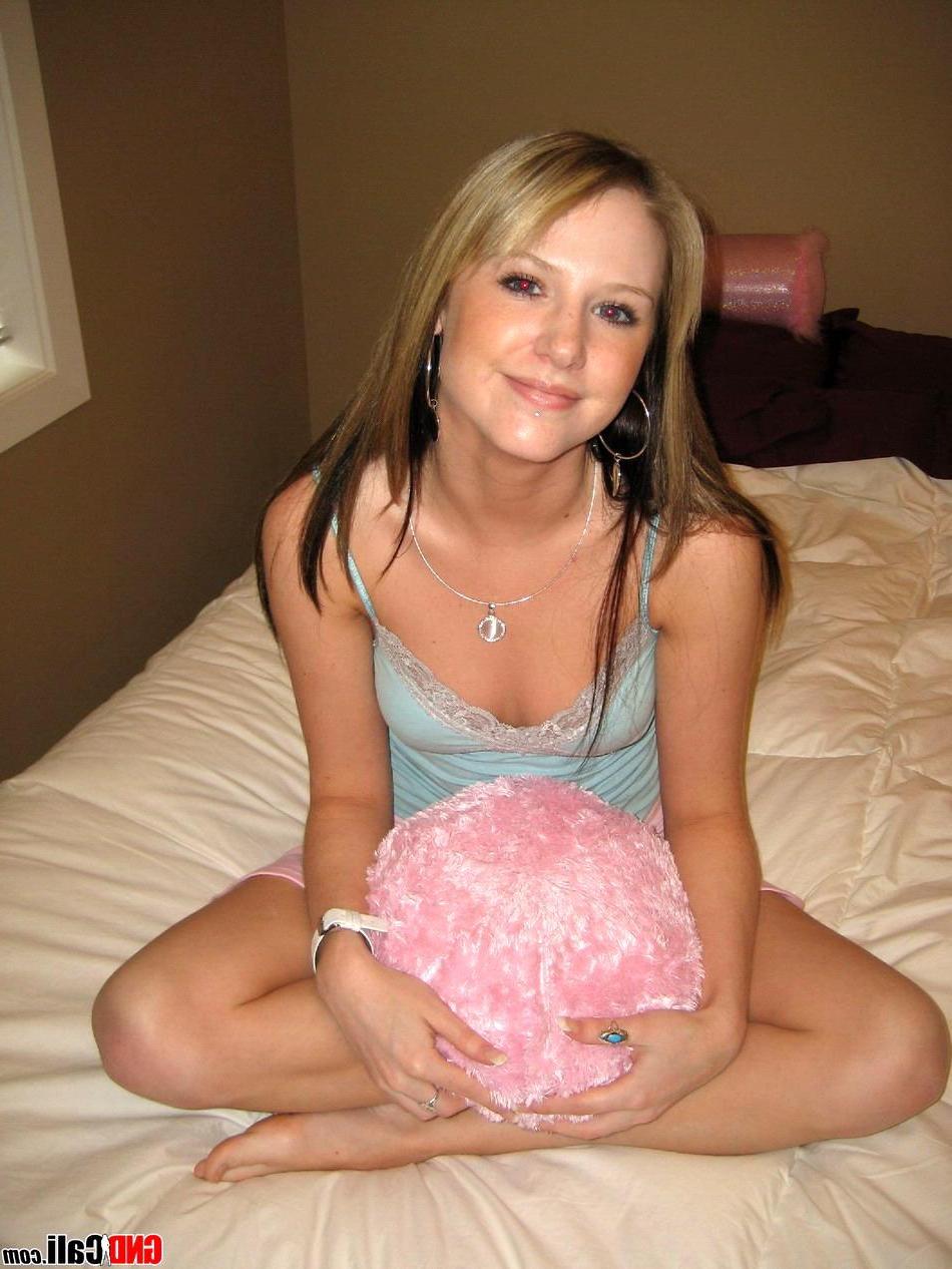 16P Pictures of teen GND Cali flaunting her perfect teen ass
