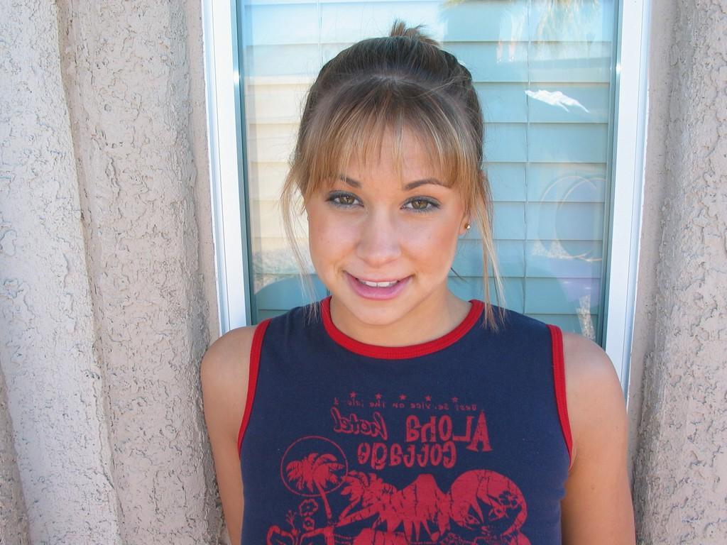 18P Pictures of Gogo Gidget showing you her perfect ass