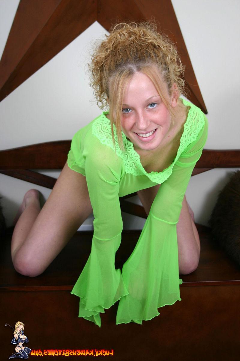 20P Pictures of Lucky showing off her hot legs