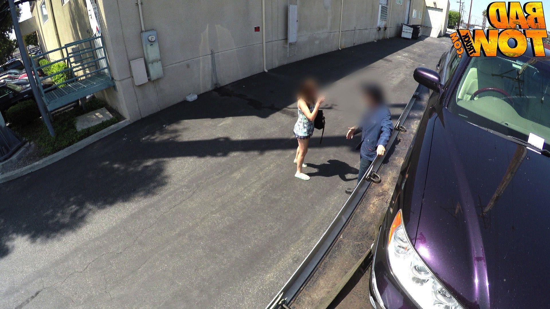 20P Hot redhead amateur Gwen Stark blows a tow truck driver to get her car back