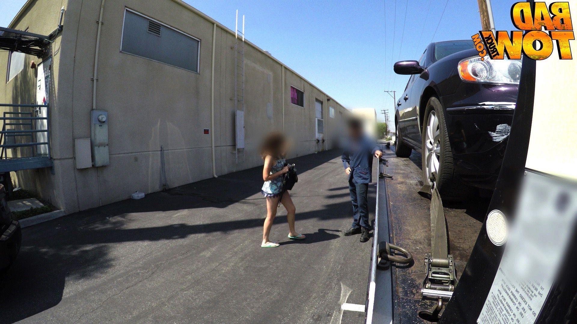 20P Hot redhead amateur Gwen Stark blows a tow truck driver to get her car back