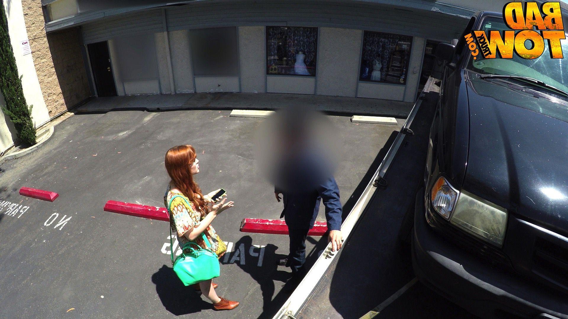 20P Hot redhead amateur Gwen Stark blows a tow truck driver to get her car back