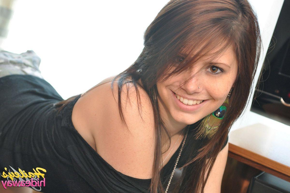 20P Pictures of teen hottie Hailey's Hideaway showing her perfect ass