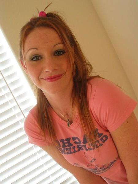 15P Pictures of teen babe Honey's Buns showing off her hot ass