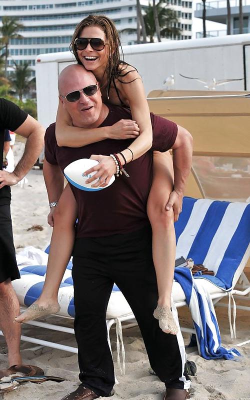 25P Maria Menounos candid pussy shoot