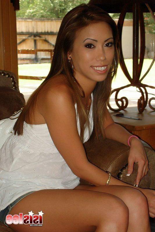 14P Pictures of teen girl Isis Lee showing her pussy in a sports car