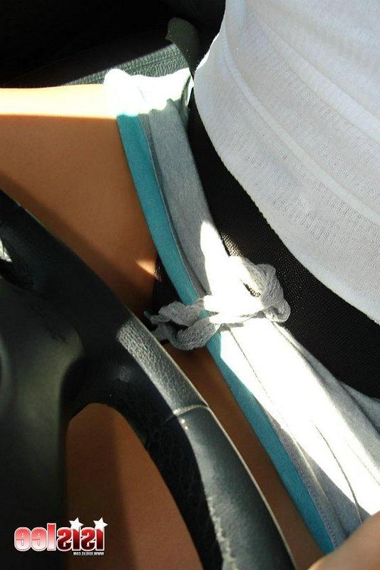 16P Pictures of teen Isis Lee showing you her pussy in her car