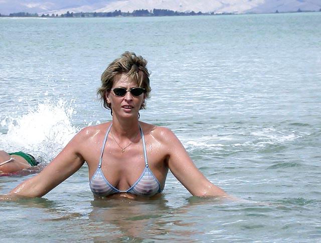 9P Housewife At the Beach 1