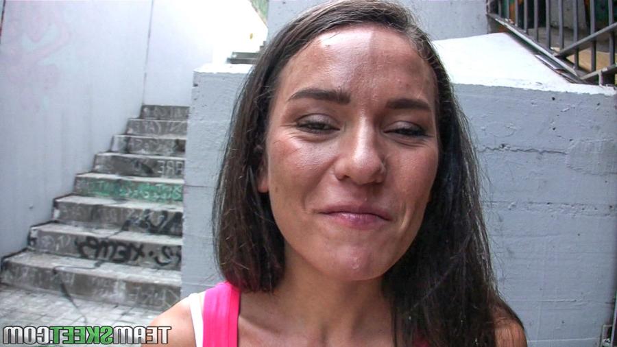 16P La joven europea nataly gold tragando semen en el bosque por dinero en efectivo