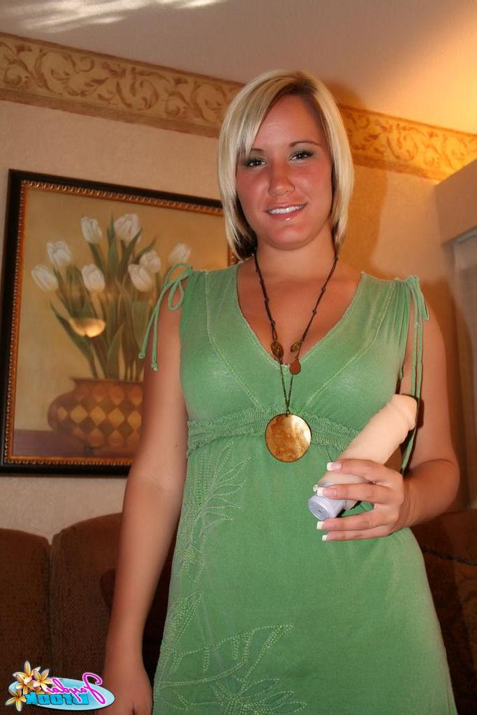 20P Pictures of Jayda Brook stretching her pussy with a huge vibrator