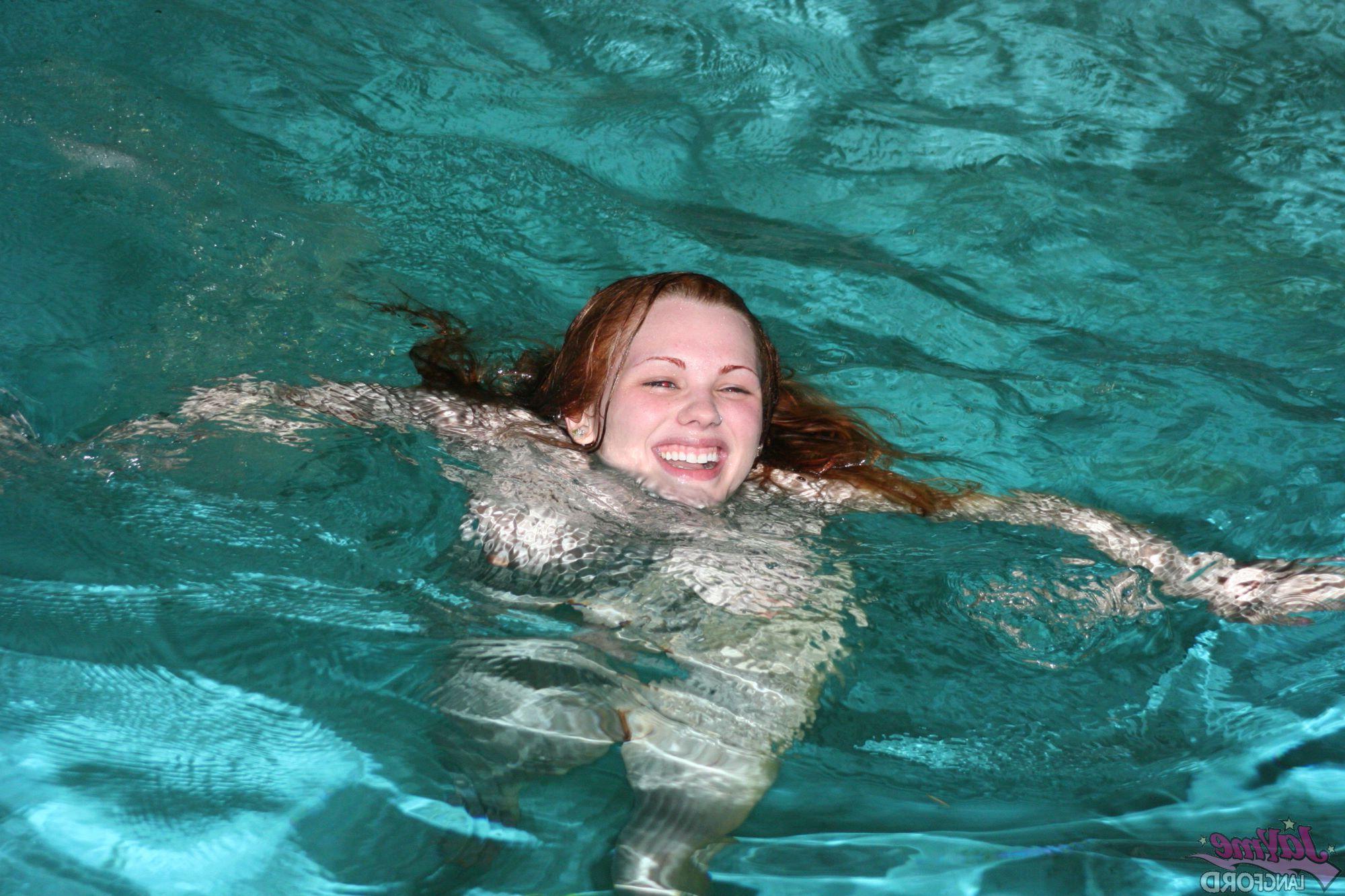 20P Pictures of Jayme Langford going for a hot nude swim