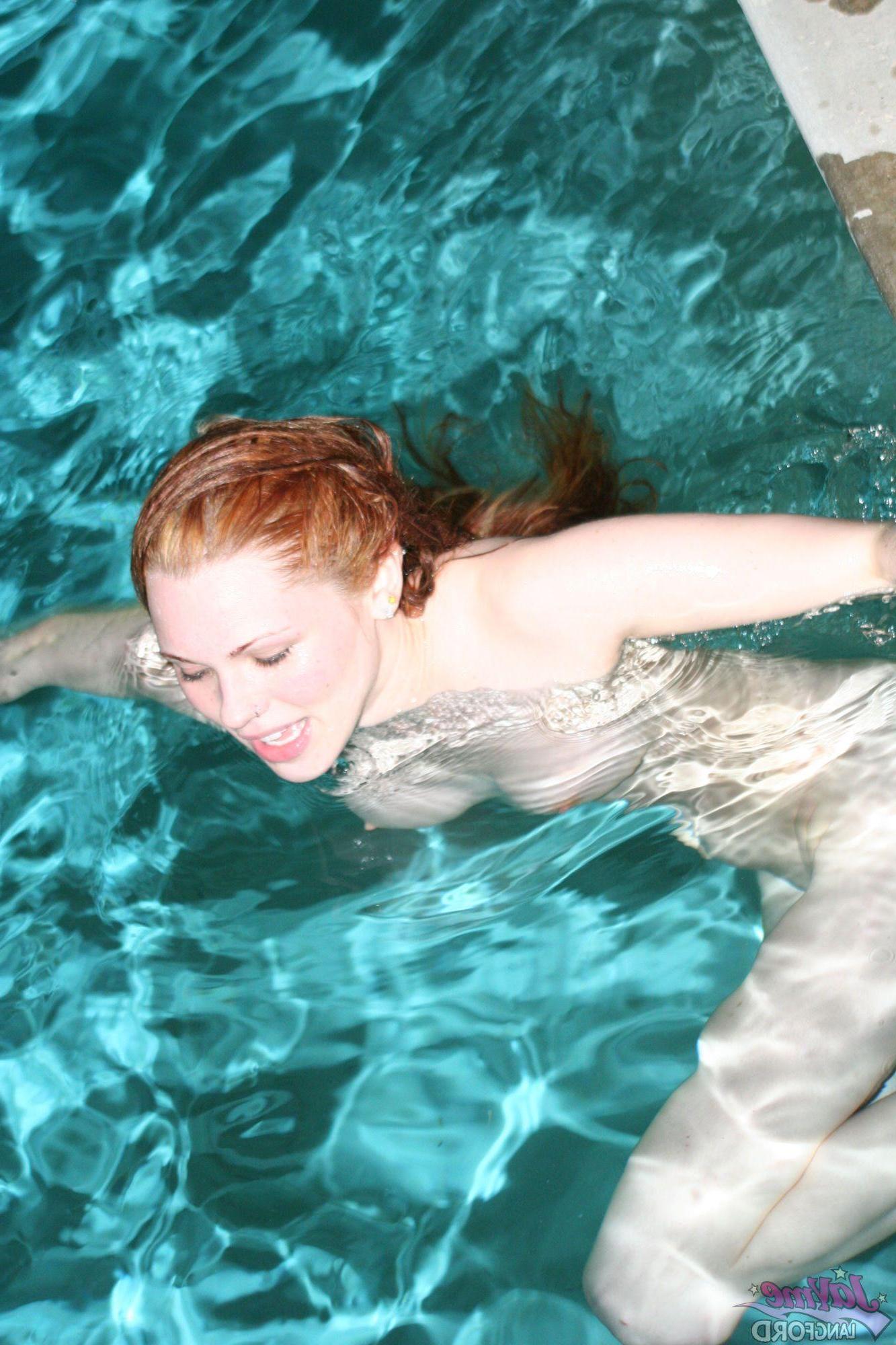 20P Pictures of Jayme Langford going for a hot nude swim