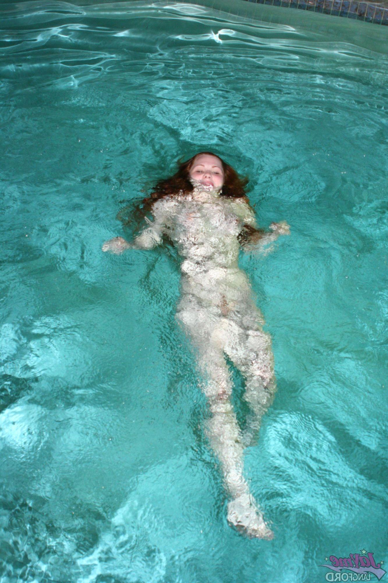 20P Pictures of Jayme Langford going for a hot nude swim