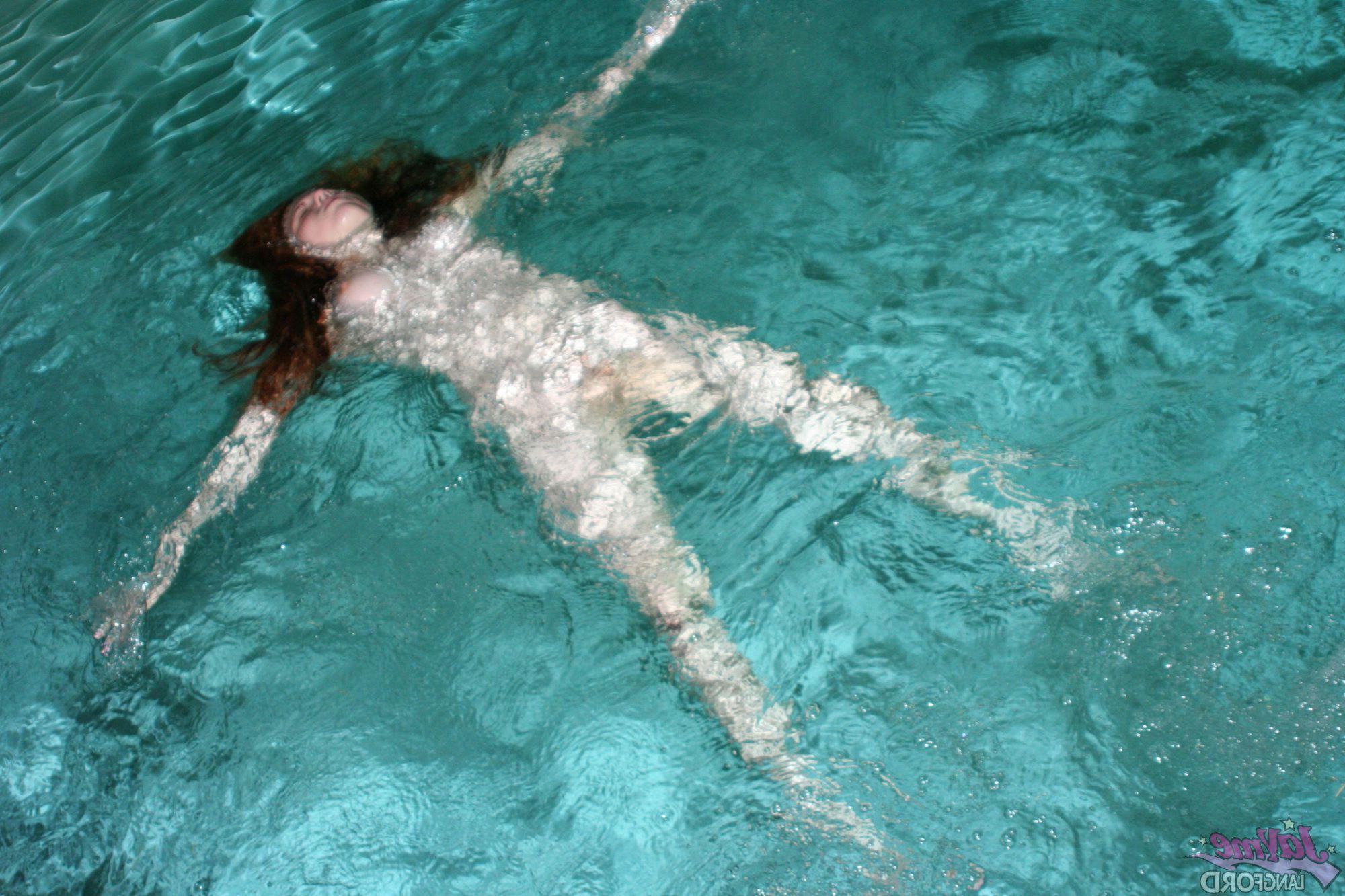 20P Pictures of Jayme Langford going for a hot nude swim