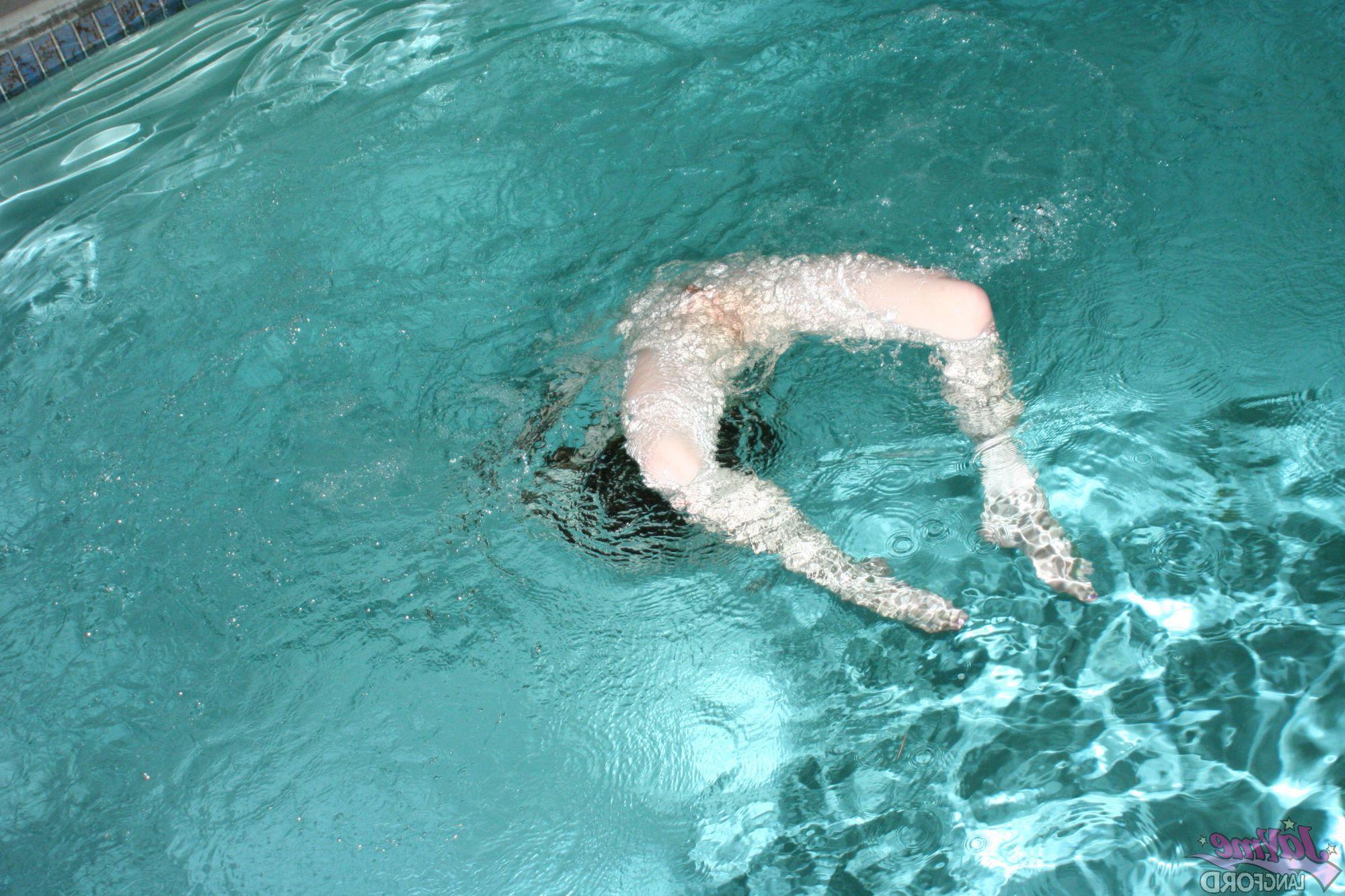 20P Pictures of Jayme Langford going for a hot nude swim