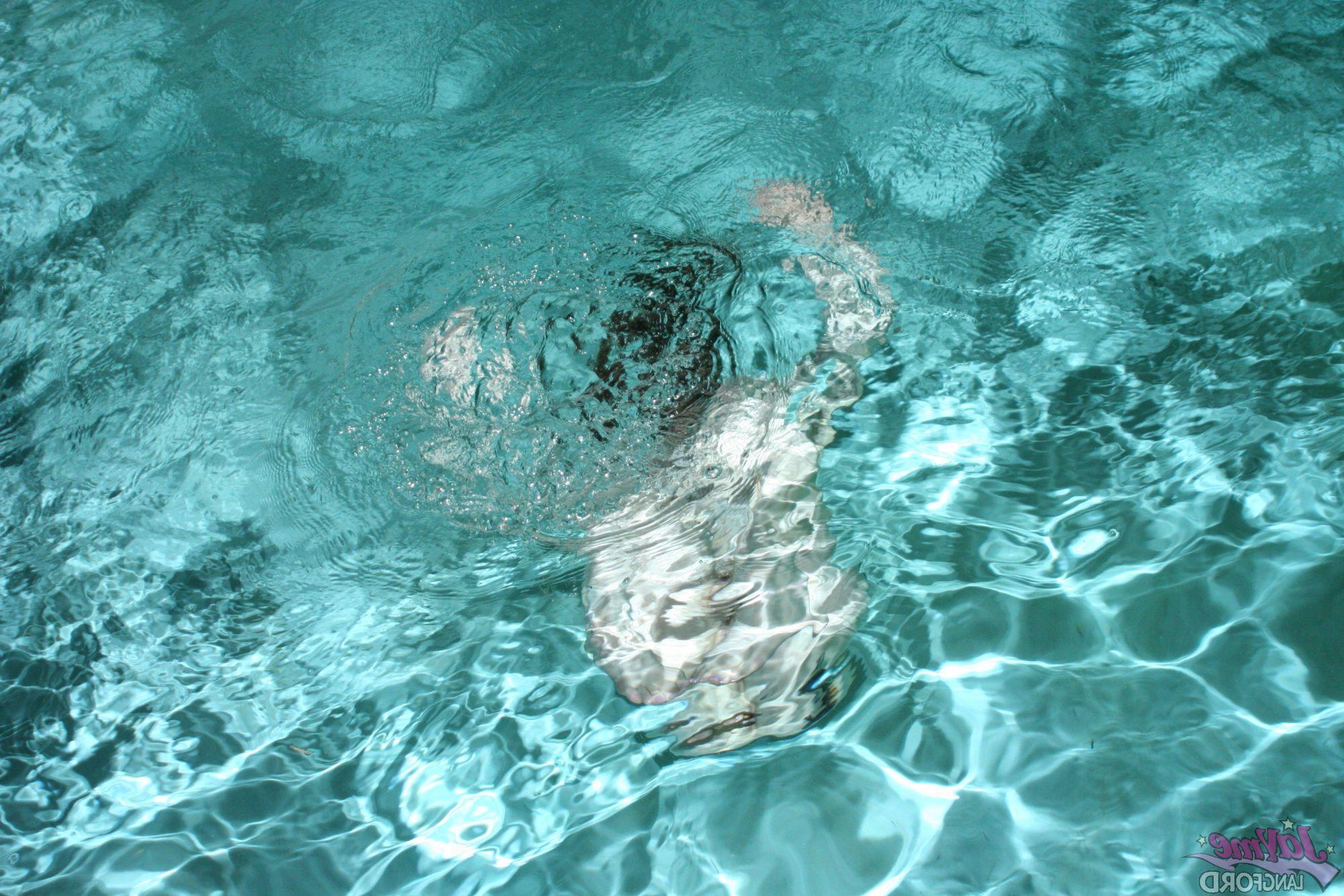 20P Pictures of Jayme Langford going for a hot nude swim