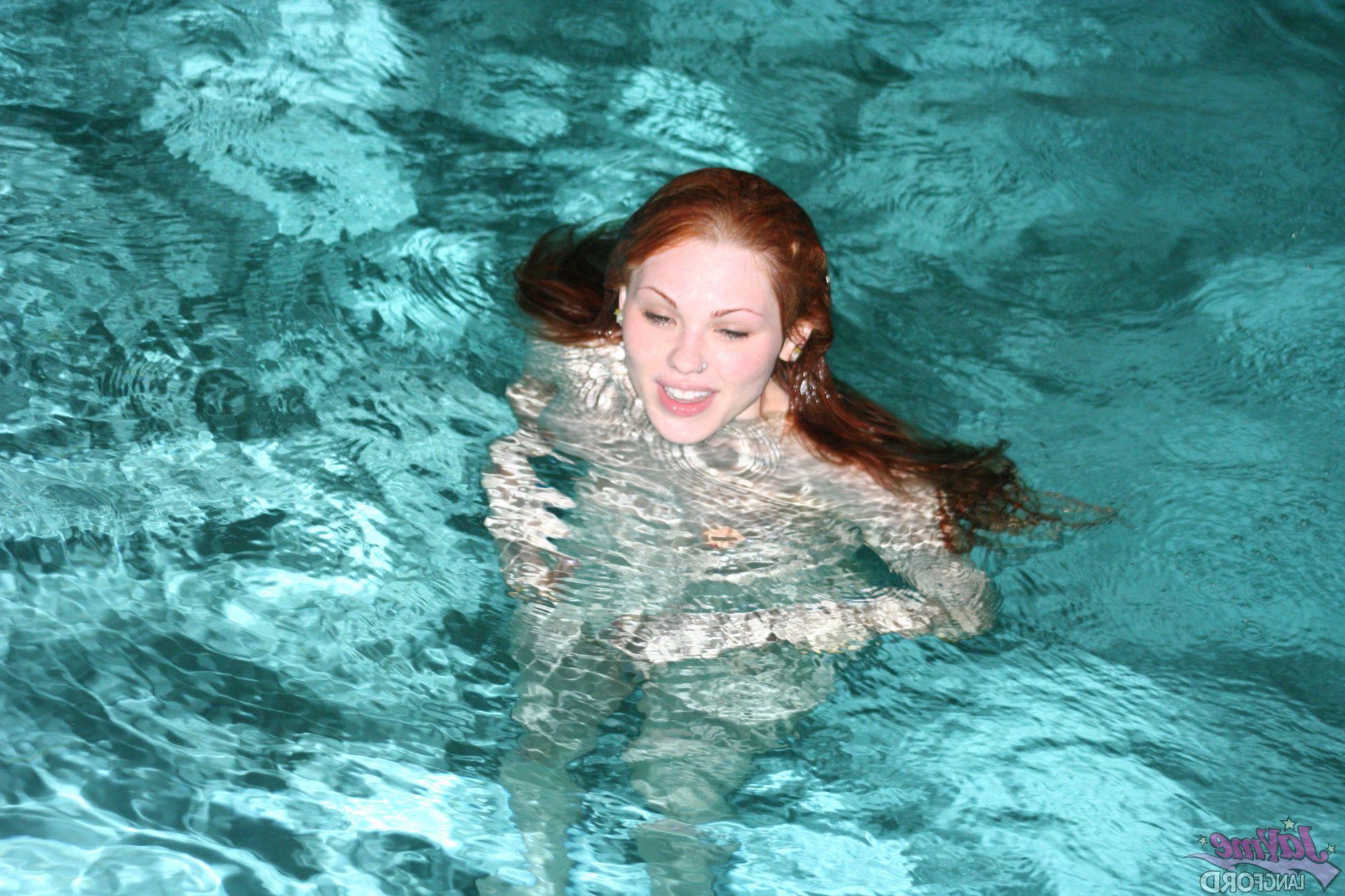 20P Pictures of Jayme Langford going for a hot nude swim