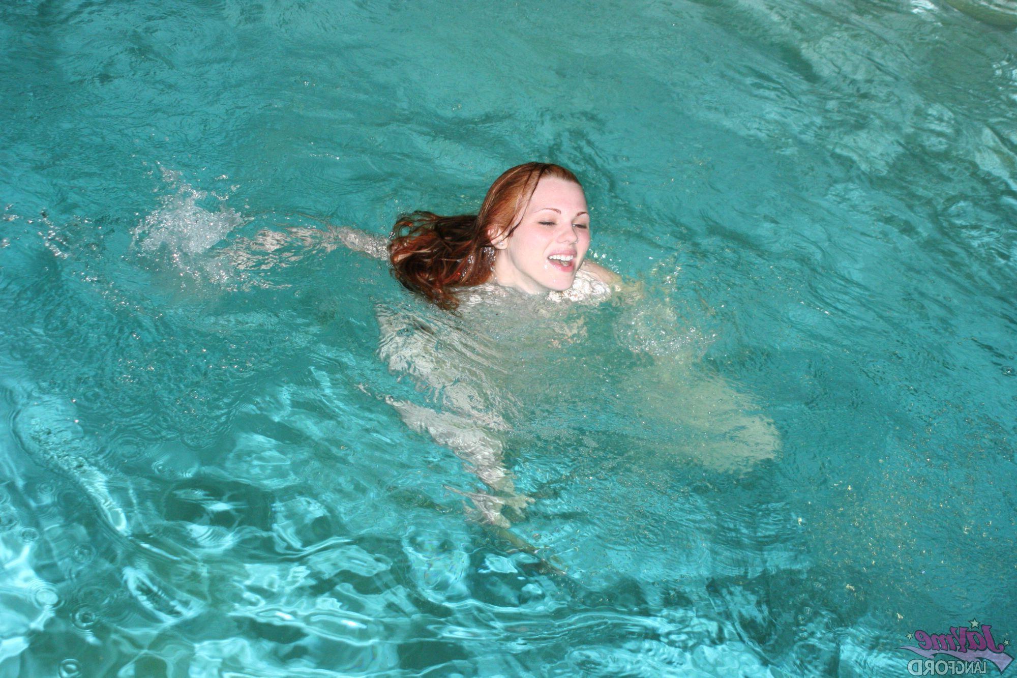 20P Pictures of Jayme Langford going for a hot nude swim