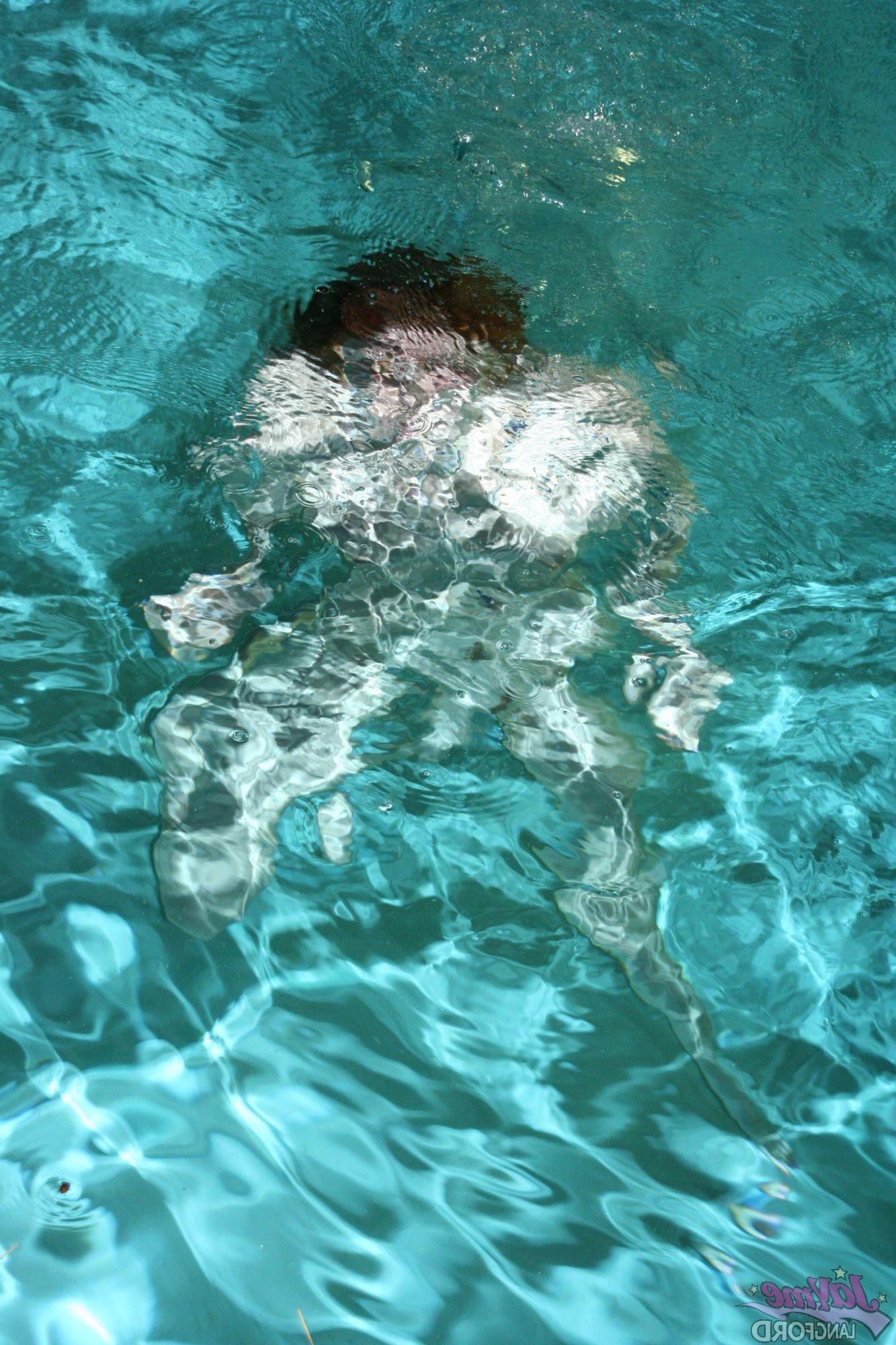20P Pictures of Jayme Langford going for a hot nude swim
