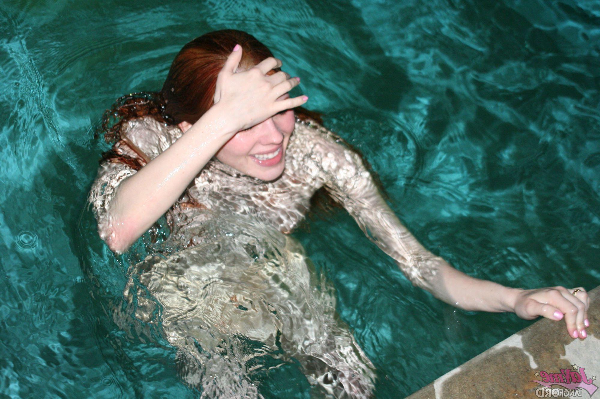 20P Pictures of Jayme Langford going for a hot nude swim