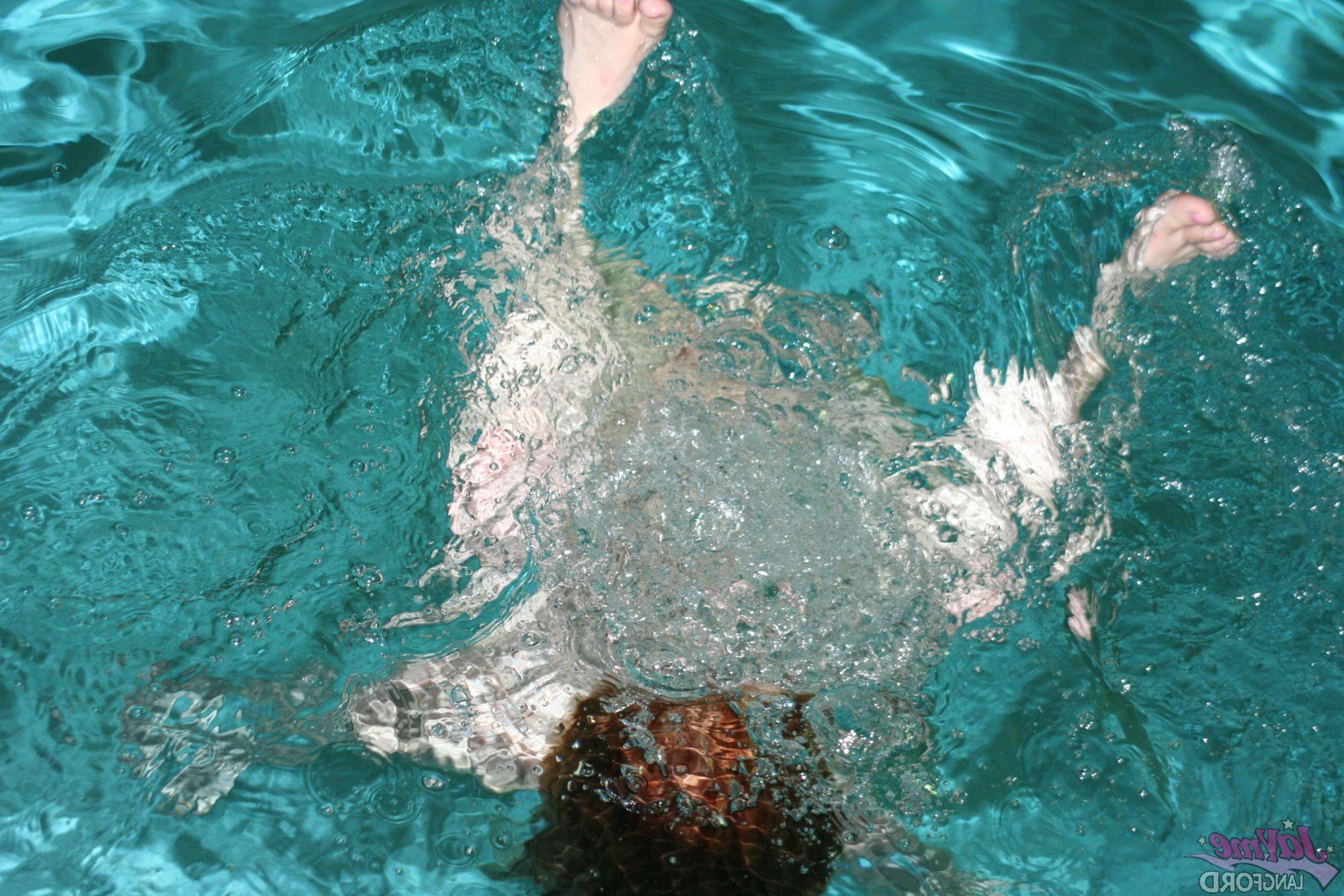 20P Pictures of Jayme Langford going for a hot nude swim