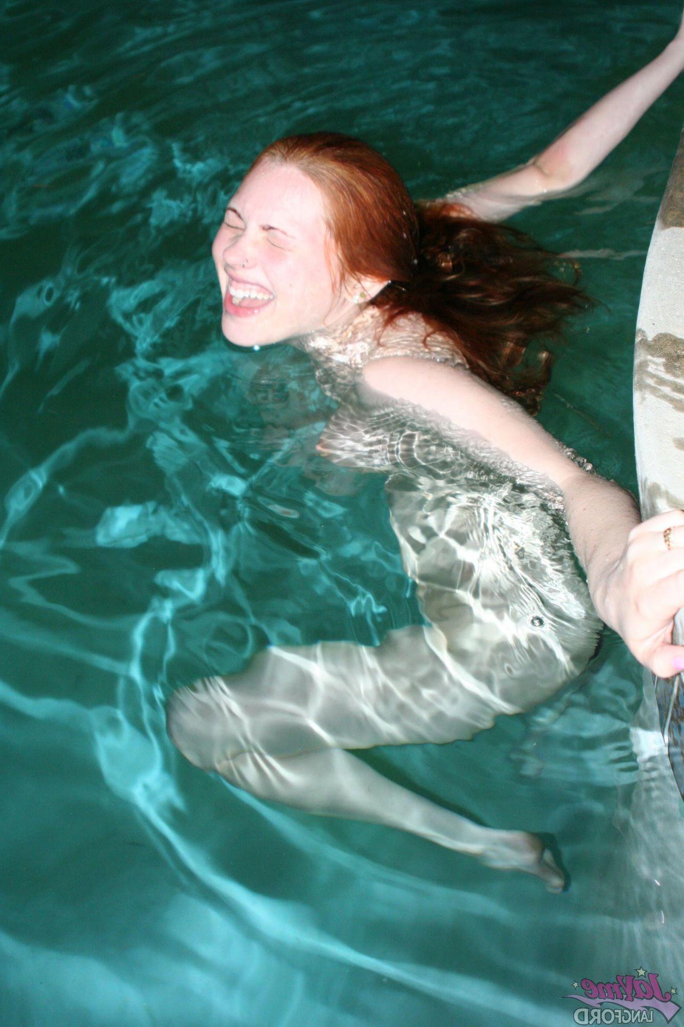 20P Pictures of Jayme Langford going for a hot nude swim