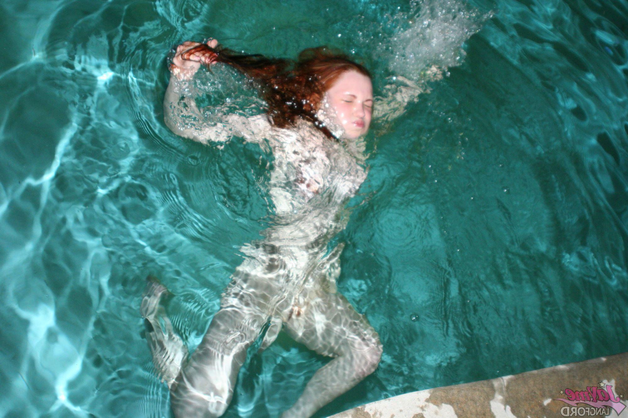20P Pictures of Jayme Langford going for a hot nude swim