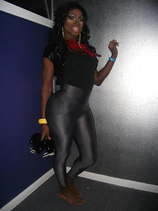 20P Shemale in leggings 2