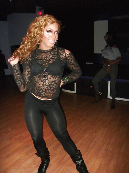 20P Shemale in leggings 2