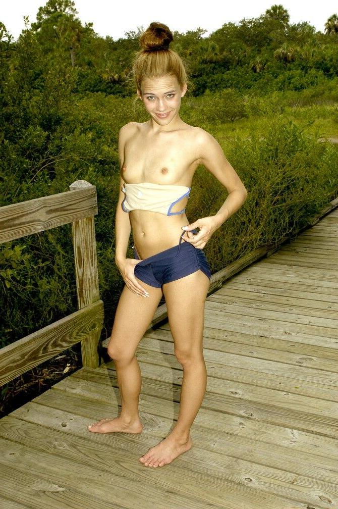 16P Pictures of Jenny Heart ready for hot sex outside