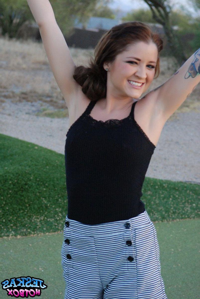 20P Pictures of teen Jeskas HotBox playing a hot game of golf