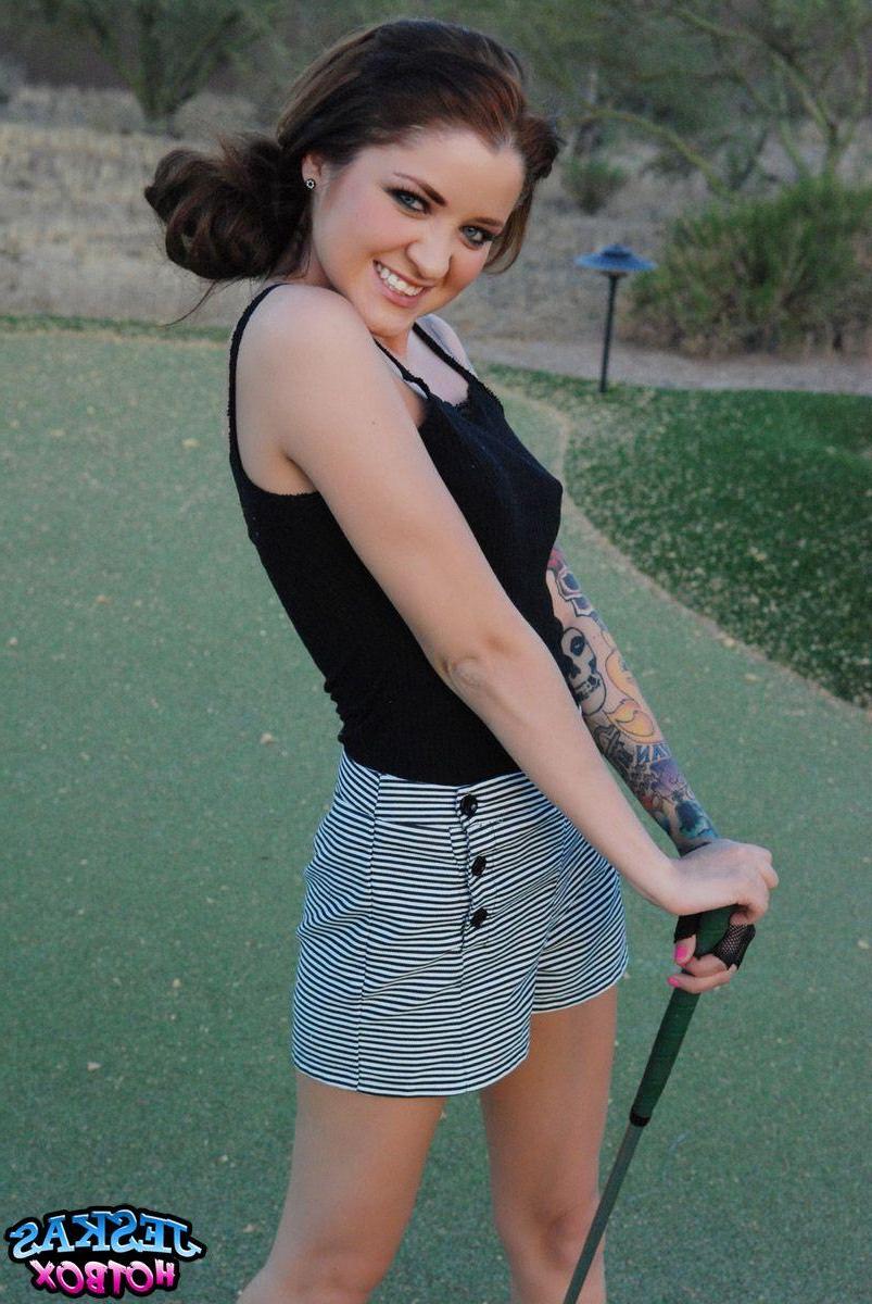 20P Pictures of teen Jeskas HotBox playing a hot game of golf