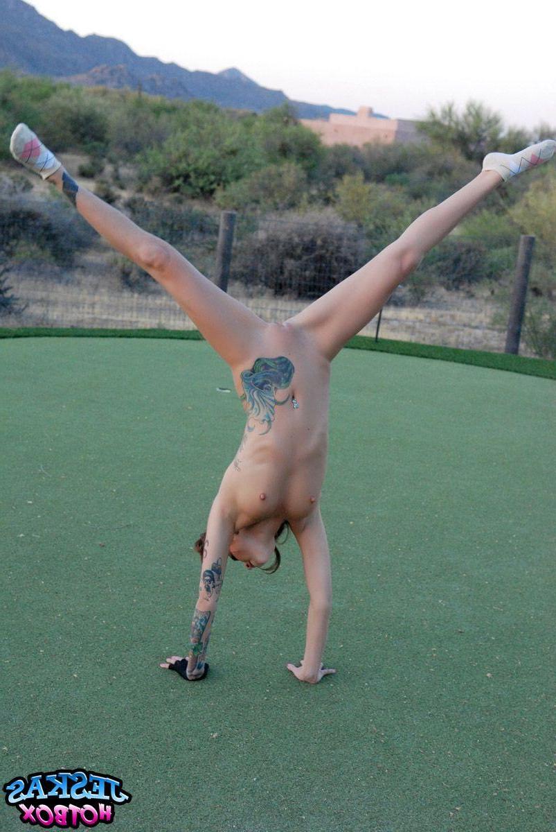 20P Pictures of teen Jeskas HotBox playing a hot game of golf