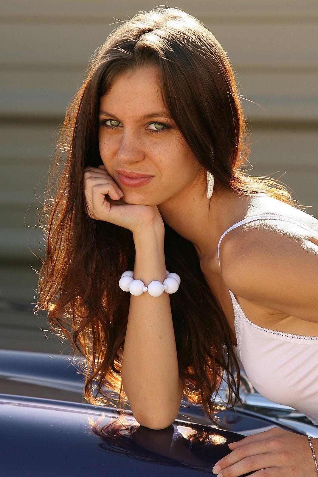 13P Pictures of Kami Hunter getting naked with her car